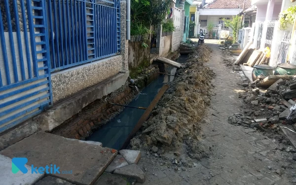 Foto Pemasangan box culvert di Sambiarum yang dikebut kejar deadline  26 Desember 2022. (Foto: Rudi/Ketik.co.id)