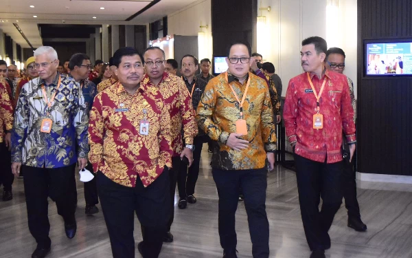 Foto Sekdaprov Jatim Adhy Karyono saat menghadiri Rakernas Forum Sekretaris Daerah Seluruh Indonesia (Forsesdasi) 2022 di Hotel Santika Premiere, Kota Padang. (19/12). (Foto: Humas Pemprov Jatim)