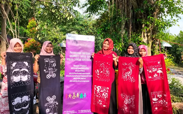 Foto Pendampingan Universitas Ciputra yang dilakukan di perempuan Desa Kesamben Kulon, Kecamatan Wringin Anom, Kabupaten Gresik. (Foto: Humas UC) 