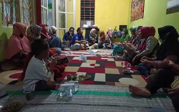 Foto Pengabdian Masyarakat yang dilakukan oleh Universitas Ciputra di Kecamatan Lakarsantri. (Foto: Humas UC)