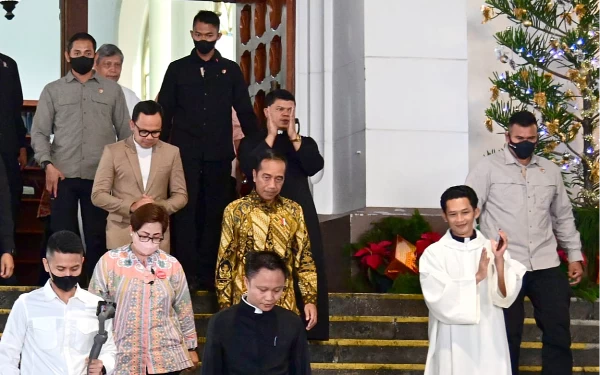 Foto Presiden Joko Widodo saat mengunjungi beberapa Gereja di kota Bogor (25/12). (Foto: BPMI Setpres)