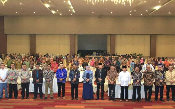 Foto Gubernur Jawa Timur Khofifah Indar Parawansa memghadiri acara Refleksi Bidang Pendidikan 2022 di Dyandra Convention Center, Surabaya. (Foto: Humas Pemprov Jatim)