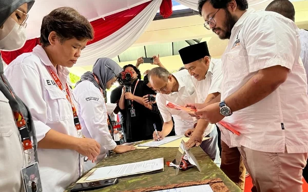 Foto Penyerahan berkas LaNyalla ke KPU Jatim. (Foto: LaNyalla Center)