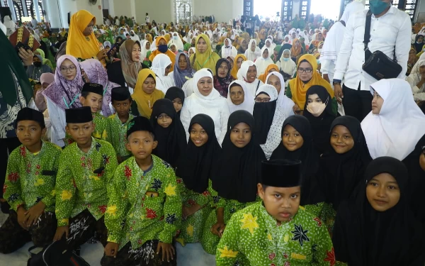 Foto Gubernur Jawa Timur Khofifah Indar Parawansa dalam acara Khotmil Qur'an dan Istghosah Kubro ke-IX Mabin TPQ An- NahdIiyah Pesantren Langitan di Masjid Nasional Al-Akbar Surabaya (MAS) Kamis (29/12). (Foto: Humas Pemprov Jatim)