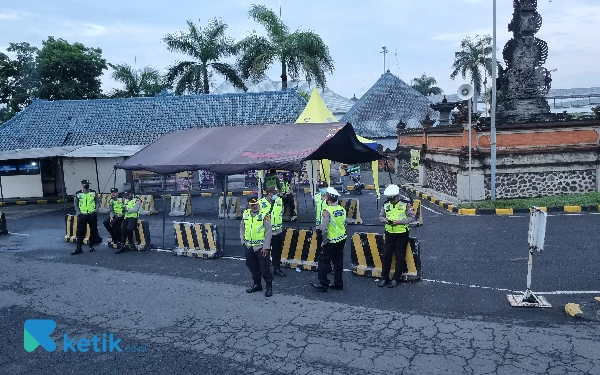 Foto Anggota Polri berjaga di pos pelabuhan Gili Manuk jelang puncak libur akhir tahun. (Foto: Millah Irodah/Ketik.co.id)