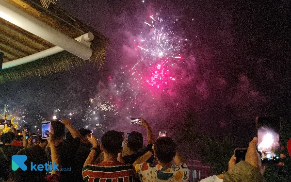 Thumbnail Berita - Semarak Pesta Kembang Api di Pantai Kuta Bali Habiskan Rp1,8 Miliar