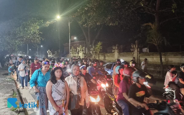 Foto Pengunjung berangsur meninggalkan lokasi Pantai Kuta Bali usai pesta kembang api digelar. (Foto: Jos Rizal/Ketik.co.id)