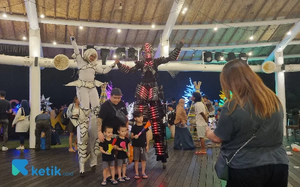 Foto Kemeriahan malam tahun baru di Beachwalk Kuta Bali. (Foto: Jos Rizal/Ketik.co.id)