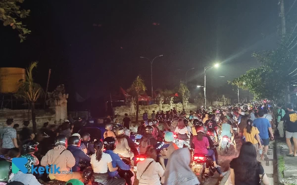 Foto Kawasan Pantai Kuta Bali macet total usai perayaan malam tahun baru 2023. (Foto: Jos Rizal/Ketik.co.id)