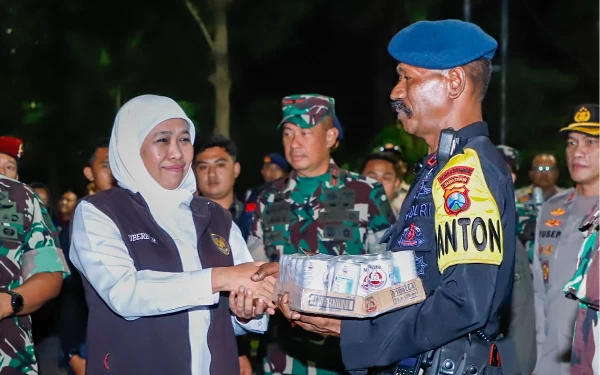 Foto Gubernur Jawa Timur Khofifah Indar Parawansa saat melakukan peninjauan pada malam tahun baru 2023. (Foto: Humas Pemprov Jatim)