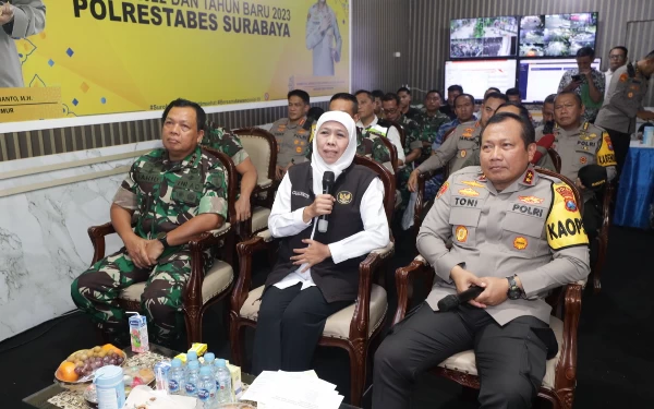 Foto Gubernur Jawa Timur Khofifah Indar Parawansa saat melakukan peninjauan pada malam tahun baru 2023. (Foto: Humas Pemprov Jatim)