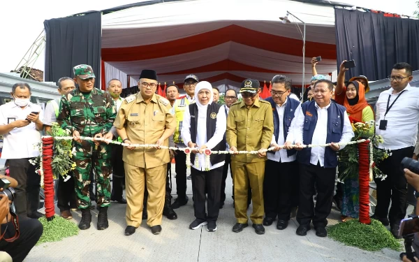 Foto Gubernur Jawa Timur Khofifah Indar Parawansa (tengah) meresmikan jembatan Bailey Kregenan yang terletak di Desa Kregenan Kec. Kraksaan Kab. Probolinggo, Selasa (3/1) sore. (Foto: Humas Pemprov Jatim)