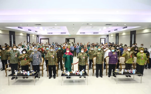 Foto Gubernur Jawa Timur Khofifah Indar Parawansa (tengah) dalam peluncuran enam program inovasi strategis RSUD dr. Soetomo (4/1). (Foto: Humas Pemprov Jatim)