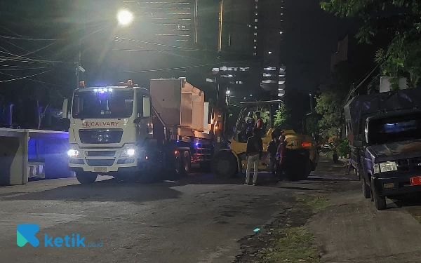 Foto petugas menurunkan box culvert untuk perbaikan ( foto : Husni Habibullah )