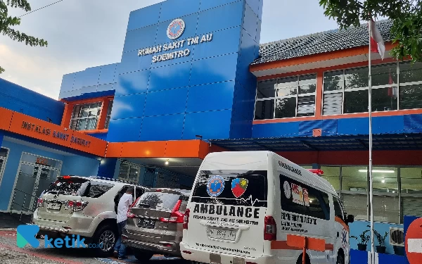 Foto Tampak dari depan RSAU Soemitro Surabaya yang lokasinya berada di kawasan Taman Bungkul Surabaya. (Foto: Millah Irodah/Ketik.co.id)