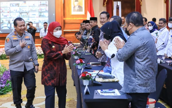 Foto Gubernur Jawa Timur Khofifah Indar Parawansa dan Kapolda Jawa Timur Irjen Pol Toni Harmanto saat memimpin Rapat koordinasi bersama pada Bupati/Wali Kota se-Jatim di Gedung Grahadi pada Rabu (4/1). (Foto: Humas Pemprov Jatim)