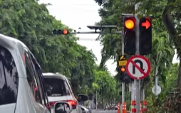 Thumbnail Berita - Traffic Light Terlama di Indonesia: Lampu Merah 12 Menit, Lampu Hijau 97 Detik