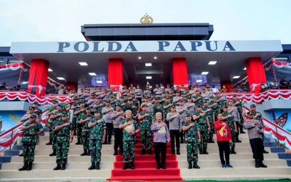 Foto Kapolri Jenderal Listyo Sigit, Panglima TNI Laksamana Yudo Margono beserta jajaran di depan Mako Polda Papua baru (8/1). (Foto: Istimewa)