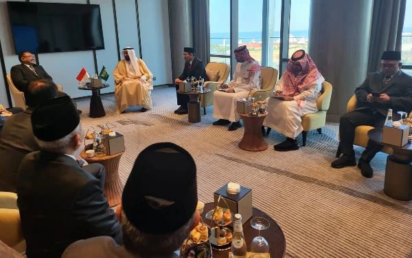 Foto Pertemuan Menag Yaqut dan Menteri Haji Arab Saudi Tawfiq F. Al Rabiah, di Jeddah (8/1). (Foto: Kemenag RI)