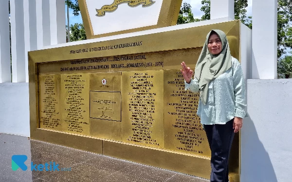 Foto Prof Dr Jauharoti Alfin, M.Si berpose dengan latar belakang prasasti IKAL PPRA 63 Lemhannas RI. (Foto: Ias Abdullah/Ketik.co.id)