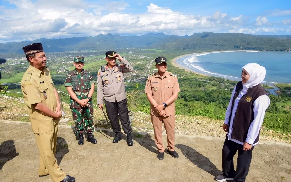 Foto Khofifah Bersama Bupati Pacitan dan Forkopimda Pacitan ( foto : humas Jatim )