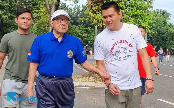 Foto Tokoh Indonesia, Akbar Tanjung, saat jogging bersama CEO Ketik.co.id Kiagus Firdaus di area Stadion GBK Jakarta. (Foto: Ias Abdullah/Ketik.co.id)