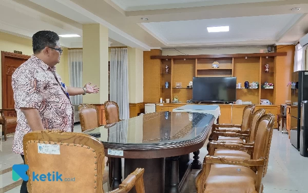 Foto Zainal Fanani menunjukkan ruang rapat dan pertemuan di Bapengda Jatim di Jakarta. (Foto: Ias Abdullah/Ketik.co.id)