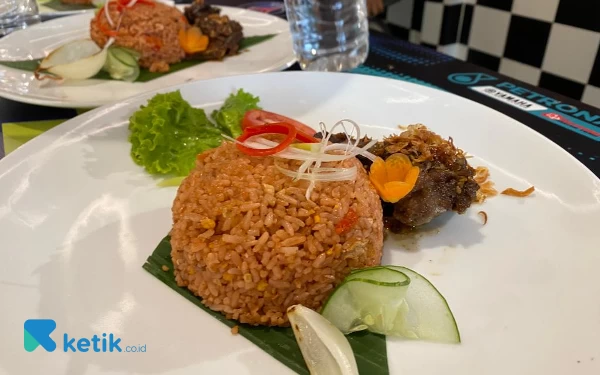 Foto Nasi goreng Setan Merah dan iga bakar pedas. (Foto:  Shinta/Ketik)