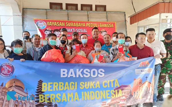 Foto Warga Tionghoa bersama Panitia dan Babinsa Surabaya saat foto bersama