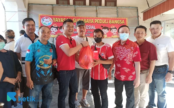 Foto Pengurus Surabaya Frienship Club turut membantu dalam acara pembagian Angpao untuk warga tionghoa Surabaya