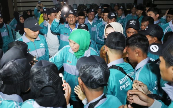 Foto Khofifah Menyapa Para Atlet ( foto : Humas Pemprov Jatim )