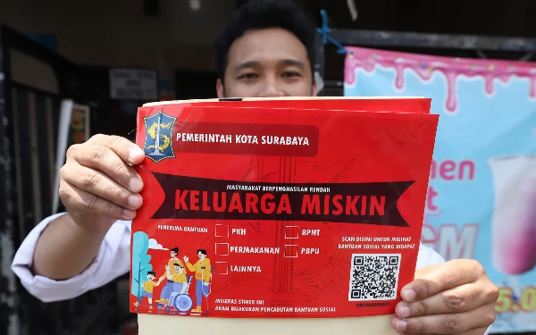 Foto Sticker Warga Miskin Surabaya. (Foto: Humas Pemkot Surabaya)