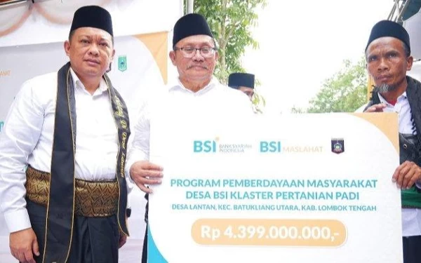 Foto RCEO BSI Regional VIII Surabaya, Kemas Erwan Husainy dan Direktur Eksekutif BSI Maslahat, Sukoriyanto Saputro saat hadir dan memberikan langsung simbolis dana program Desa BSI pada peresmian Desa Binaan BSI di Lombok Tengah.