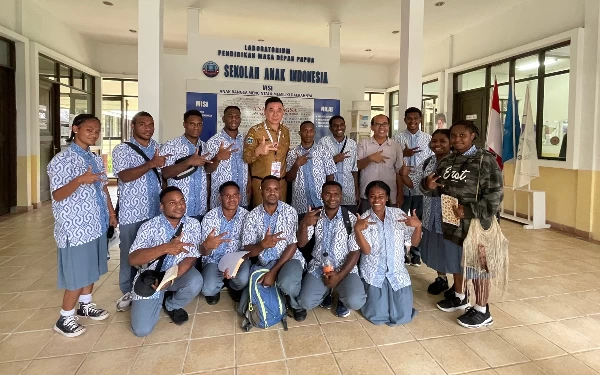 Foto Bupati Freddy Thie saat foto bareng dengan  siswa papua di SAI (Dok.humas pemda)