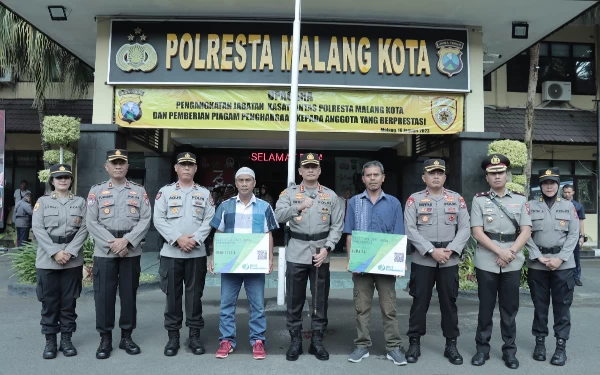 Foto Pembagian kartu BPJS Ketenagakerjaan oleh Polresta Malang Kota.