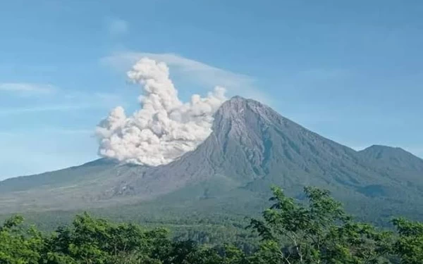 Thumbnail Berita - Pagi Ini Gunung Semeru Erupsi Lagi, Lebih Dahsyat