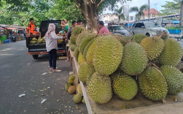 Foto Penjual durian di pinggir jalan. (Foto: Istimewa)