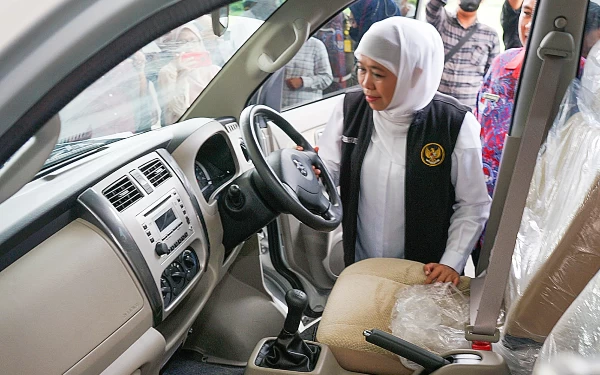 Foto Khofifah melihat lihat bagian dalam kendaraan bantuan untuk PPDI Jatim ( foto : Husni Habib)