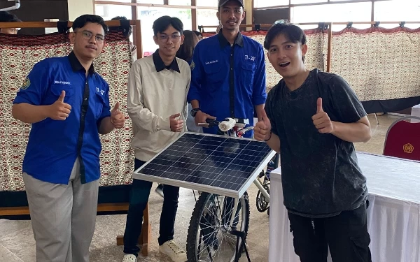 Foto Mahasiswa UMM bersama sepeda listrik tenaga surya hasil ciptaannya.