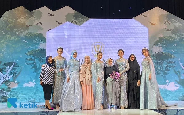 Foto Peragaan busana dari Whulyan Attire by Ayu Wulan di The Wishes Wedding Fair. (Foto: Shinta/Ketik.co.id)