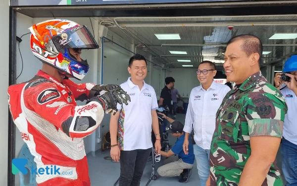 Foto Danpusterad Letjen TNI Teguh Muji Angkasa memberi semangat kepada Mario Aji di Sirkuit Mandalika. (Foto: Dok. Ketik.co.id)