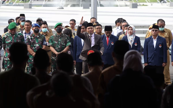 Foto Wali Kota Eri Cahyadi saat melantik anggota PPS Kota Surabaya. (Foto: Humas Pemkot Surabaya)