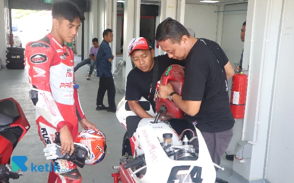 Foto Mario Aji dan timnya mengisi bahan bakar sebelum latihan (24/1). (Foto: Ias Abdulla/Ketik.co.id)