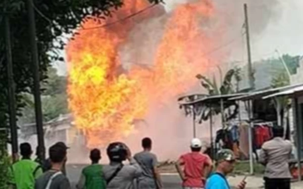 Thumbnail Berita - Truk Angkut 562 Gas Elpiji Terbakar di Bluto Sumenep