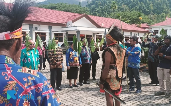 Foto Penyambutan tamu undangan mengikuti  pembahasan DOB Bomberai Raya (dok.humas pemda)