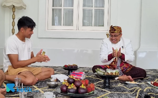 Foto Tampak akrab, Sekdaprov NTB Lalu Gita Ariadi bersama Mario Aji. (Foto: Irwansyah/Ketik.co.id)