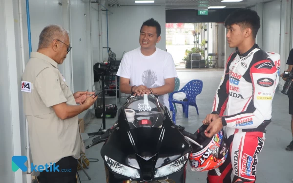 Foto Priandhi Satria berbincang dengan Mario Aji dan Kiagus Firdaus, Manajer Mario Aji. (Foto: Samsul Hadi/Ketik.co.id)