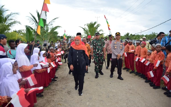 Thumbnail Berita - Gubernur Khofifah Menyempatkan  Kunjungi Kampoung Maibo