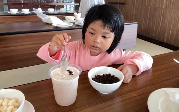 Foto Anak anak sedang mengasah kreatifitas dengan menghias minuman. ( Foto : Aston Sidoarjo)