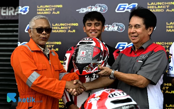 Foto Direktur Utama MGPA Priandhi Satria dan Simon Mulyadi, Marketing & Communication Manager KYT Indonesia mengapit Mario Aji. (Foto: Kiagus Firdaus/Ketik.co.id)